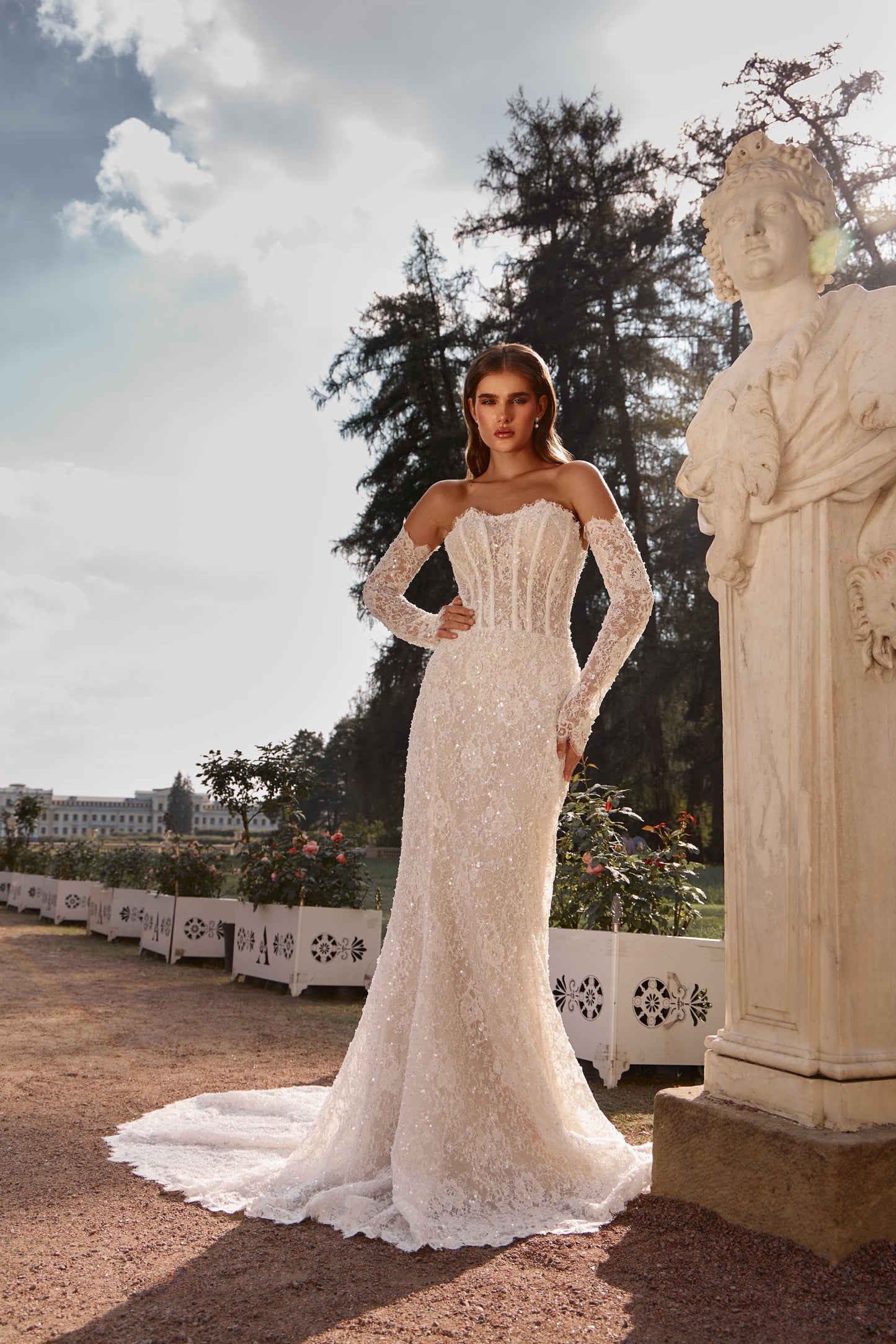 Vetta | Elegant lace dress with detachable sleeves