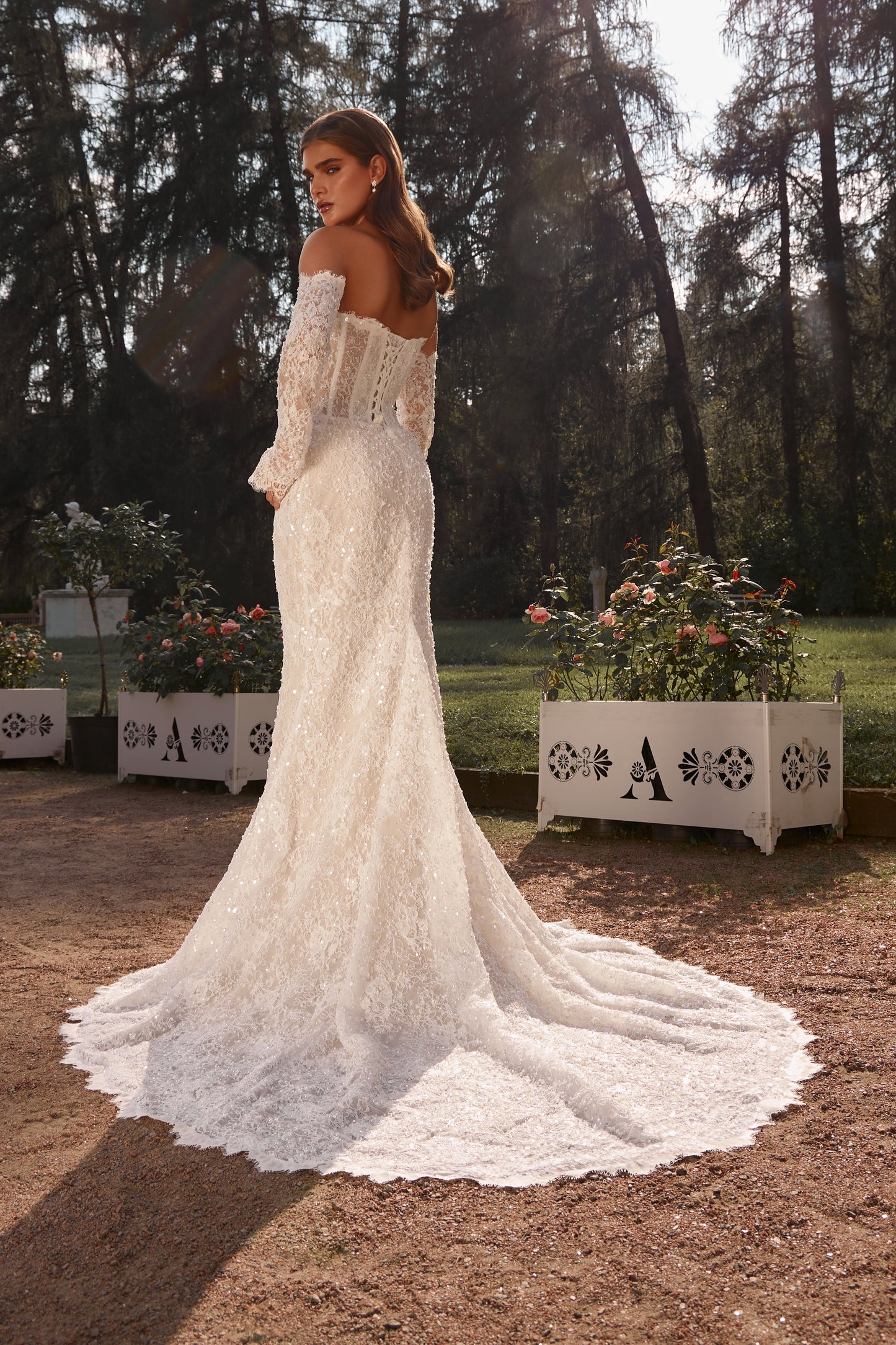 Vetta | Elegant lace dress with detachable sleeves